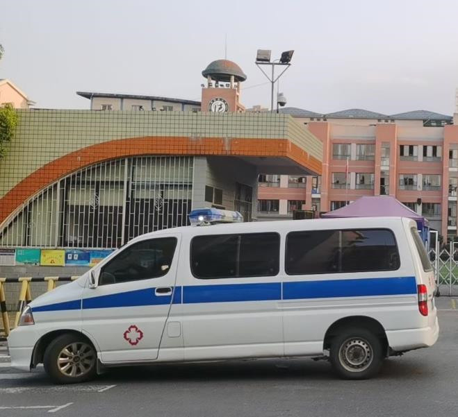 华南热作学院救护车出租护送骨折病人一公里多少钱